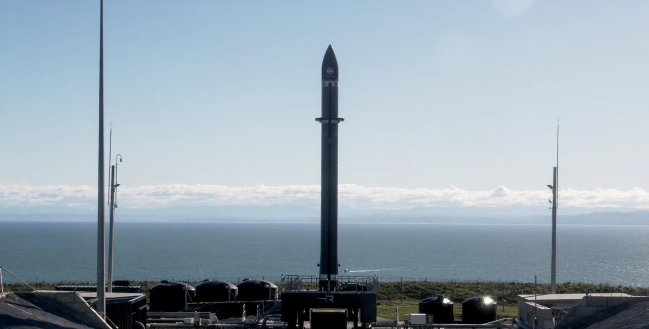 Cohete de la NASA listo en su plataforma de lanzamiento frente al mar.